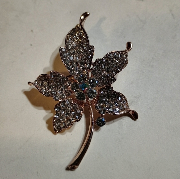 Jewelry - Intricate Silver Flower Brooch with Rhinestone Detail